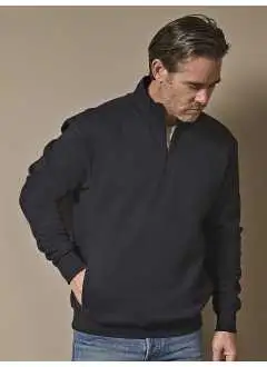 70% coton ringspun, 30% polyester. Sweat-shirt doublement teintée, côtelé avec lycra pour un meilleure stabilité, tissu à trois fils, surface lisse. Tissu gratté à l'arrière, lavable à 60 ° C.