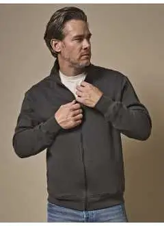 70% coton 30% polyester. Sweat zippé, poignets élastiques avec fermeture à deux boutons, col montant et ourlet côtelés, deux poches frontales zippées. Tissu 3 fils, intérieur gratté.
