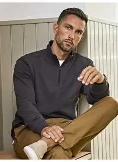 80% coton 20% polyester. Sweatshirt semi-zip en interlock côtelé, poignets, col et bande côtelés avec élasthanne, fermeture à glissière SBS.