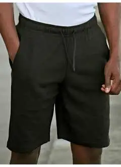 60% cotone 40% poliestere. Pantaloni corti sportivi in interlock, con elastico e coulisse in vita, due tasche frontali aperte, zip posteriore con cerniera con cordoncino.