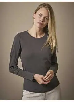 100% coton peigné ringspun. Coton à longue fibrefibre compacte, lavé aux enzymes pour une surface douce et lisse, bord du col en lycra, surpiqûres, coupe ajustée. 220 g/m².