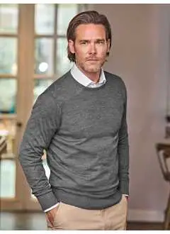 50% lana merino 50% poliacrilico. Maglione da uomo misto lana, filato italiano di qualità, con vestibilità sartoriale, costine in maglia su orlo e polsini.