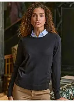 50% lana merino, 50% poliacrilico. Maglia donna girocollo, filato italiano di qualità misto merino, taglio sartoriale, con dettaglio a costine sul fondo e nei polsini, lavaggio a 40 gradi (programma lana)