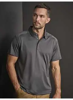 100% poliestere. Polo da uomo in tessuto leggero e traspirante, maniche set-in, look sportivo e moderno, colletto foderato in tessuto, bottoni a contrasto color antracite, rifiniture del bordo in tessuto anti-umidità.