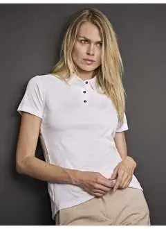 100% polyester. Polo pour femme en tissu léger et respirant, manches set-in, look sportif et moderne, col doublé en tissu, boutons contrastés anthracite, bordures en tissu anti-humidité.
