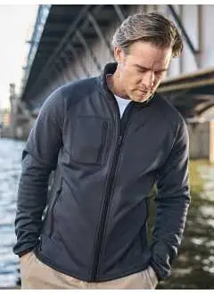 90% polyester, 10% élasthanne. Fermeture éclair SBS en polaire extensible, douce, 2 grandes poches avant, poche poitrine, protège-menton, poignets et ourlet élastiques.