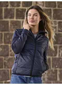 Extérieur corps : 100% polyester 300T. Manches et panneaux contrastés : 90% polyester/10% élathanne. Intérieur : 100% polyester DuPont™. Veste bi-matière à capuche femme-  Isolation DuPont™ sur le corps. 2 poches avant zippées. Panneaux latéraux et manches stretch.