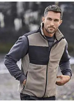 100% poliestere, ripstop: 92% poliestere, 8% elastan. Giacca in pile smanicata con zip, rinforzata sulle spalle, con tasca sul petto, 2 ampie tasche frontali.