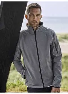 95% polyester, 5% élasthanne. Veste softshell avec membrane TJtechpremium légère avec une coupe légèrement cintrée. 2 grandes poches avant, taille ajustable, manches avec poches imperméables et poignets élastiques.