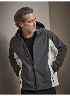 95% polyester, 5% spandex. Veste en softshell à 3 couches avec membrane TPU, capuche de 2 teintes différentes, 2 grandes poches avant, poignets élastiques, poche poitrine.