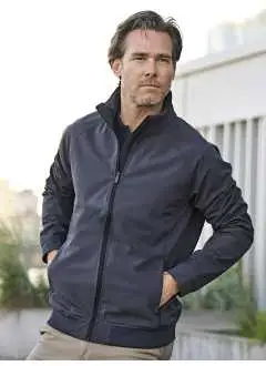 Tejido exterior 90% poliéster reciclado 10% elastán, Forro 100% nylon reciclado 380T. Chaqueta ligera y funcional, design deportivo. Cremallera SBS, 2 amplios bolsillos frontales, bolisllo interno, dobladillo y  puños en canalé. Hidrófugo, dobladillo con cordón ajustable.