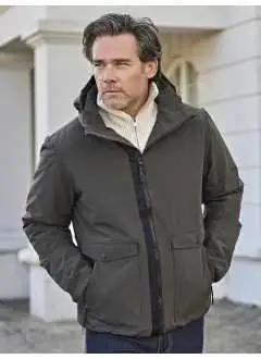 88% poliéster, 12% spandex. Chaqueta con mentonera. Capucha extraible y regulable. Dos bolsillos frontales con doble apertura, dobladillo y puños elasticos, bolsillo interno con botones a presion.