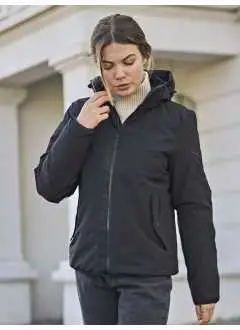 88% poliéster, 12% spandex. Chaqueta para mujer con mentonera. Capucha extraible y regulable. Dos bolsillos frontales con doble apertura, dobladillo y puños elasticos, bolsillo interno con botones a presion.