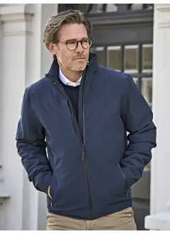 88% Poliéster, 12% Spandex. Chaqueta de doble capa con revestimiento de poliéster 310T y acolchado DuPont, cuello alto, un bolsillo en el pecho y otro en el interior, grandes bolsillos delanteros forrados, costuras selladas, dobladillo y puños elásticos, 8000 mm. de impermeabilidad, 3000 gr. de transpirabilidad, cortavientos.