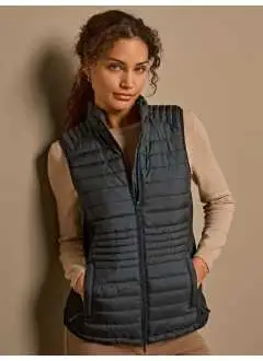 100% poliestere 300T con 95, 5% softshell. Giacca smanicata donna, taglio sagomato,  2 tasche frontali grandi, tasca interna, zip interna.