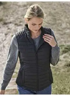 100% poliéster 300T med 95,5% softshell, relleno de poliéster. Corte ajustado, 2 bolsillos delanteros grandes, bolsillo interior, ribete elástico en sisas, cremalleras de calidad de doble sentido, preparado para bordar.