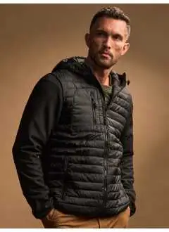 100% poliestere 300t. Giacca con  maniche in softshell: 95% poliestere e 5% elastane, 2 ampie tasche frontali, una tasca interna, taschino al petto, cerniere, cappuccio regolabile, polsini elastici.