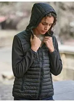 100% poliestere 300t. Giacca con  maniche in softshell: 95% poliestere e 5% elastane, 2 ampie tasche frontali, tasca interna, taschino al petto, con cerniera, cappuccio regolabile, polsini elastici, leggermente sfiancata.