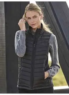 100% polyester (300T), doublure: 100% polyester. Résiste au vent, déperlant, fermeture à glissière pleine longueur avec rabat tempête, poche à l intérieur, poches sur le côté avec fermeture à glissière, accès aisé pour la décoration grâce à une fermeture à glissière à l intérieur, coupe ajustée.