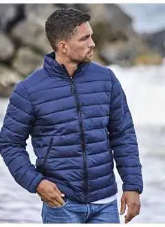 100% polyester ripstop 360T avec TPU. Veste légère en polyester recyclé, rembourrage Dupont premium. Résistante à l'eau. Coupe moderne, zipper SBS, poche interne, 2 grandes poches frontales, poignets élastiques cachés. Cordon élastique à la taille ajustable avec stoppeur. Produit certifié GRS.