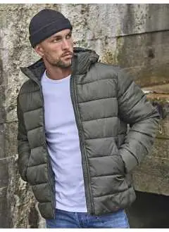 100% polyester ripstop 360T avec TPU. Veste légère à capuche en polyester recyclé, rembourrage Dupont extra premium. Résistante à l'eau. Coupe moderne, zipper SBS, poche interne, 2 grandes poches frontales, poignets élastiques cachés. Cordon élastique à la taille ajustable avec stoppeur. Produit certifié GRS.