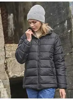 100% polyester recyclé 360T, Doublure : 100% nylon recyclé 380T, Isolation: 100% polyester. Veste légère et matelassée avec capuche et fermeture éclair, poche intérieure, 2 grandes poches avant, déperlante.