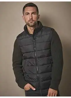 100% polyester ripstop 360T avec TPU. Gilet léger en polyester recyclé, rembourrage Dupont premium. Résistant à l'eau. Coupe moderne, zipper SBS, poche interne, 2 grandes poches frontales. Cordon élastique à la taille ajustable avec stoppeur. Produit certifié GRS.