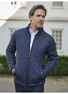 100% nylon 310T. Veste pour homme avec rembourrage 100% polyester, poche intérieure, 2 grandes poches avant, fermetures éclair et boutons de qualité laiton, préparé pour la décoration.