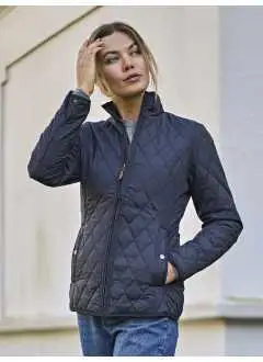 100% nylon 310T. Rembourrage 100% polyester. Veste au look classique avec poche intérieure, 2 grandes poches avant, fermetures éclair et boutons de qualité laiton, préparé pour la décoration. Coupe féminine.