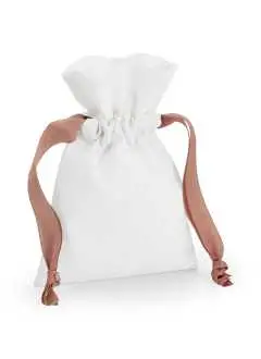100% coton brossé. Parfait pour les cadeaux saisonniers, usage polyvalent, ruban de couleur contrastée, cordon de fermeture en ruban, étiquette détachable pour faciliter le changement de marque, disponible en tailles :
S : 15x22cm ; M : 36x44cm, L : 49x62cm.