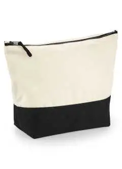 100% toile de coton brossée. Pochette polyvalente, fermeture à glissière, étiquette amovible. Dimensions : M : 19x18x9cm, cap. 3lt. - L : 23x23x11cm, cap. 5lt.