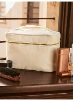 100% toile de coton brossée. Trousse avec poignée de transport en coton, doublure en coton, fermeture zippée, multi-usage. Taille: 23 x 16 x 14 cm. Volume: 5 litres. Surface maximale de broderie: 9 broderie tubulaire, surface maximale d'impression: 21 x 10 cm. Étiquette amovible.