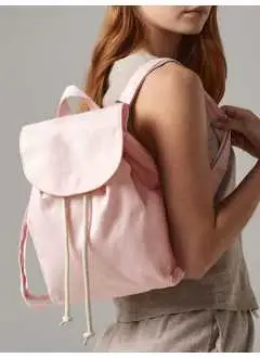 100% coton canvas biologique. Sac à dos en tissu lourd de première qualité. Rabat avec bouton pression, fermeture par cordon. Bretelles réglables du même tissu, poignée de transport. Produit certifié GOTS et OCS - CU811033. Étiquette amovible.