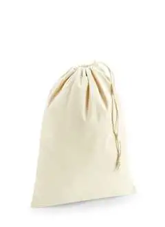 100% Mélange de polyester et coton recyclés. Sac à cordelette fabriqué à partir d'un mélange de coton recyclé pré-consommation et de polyester recyclé post-consommation. Cordons en mélange de polyester et coton recyclés. Fermeture par cordon. Étiquette amovible. Dimensions: S: 25x30 cm, cap. 3 lt. - M: 35x43 cm, cap. 9 lt. - L: 47x54 cm, cap. 17 lt. - XL: 50x68 cm, cap. 32 lt.
