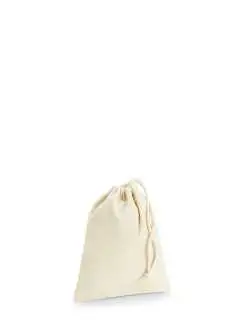 100% Mélange de polyester et coton recyclés. Sac à cordelette fabriqué à partir d'un mélange de coton recyclé pré-consommation et de polyester recyclé post-consommation. Cordons en mélange de polyester et coton recyclés. Fermeture par cordon. Étiquette amovible. Dimensions: S: 25x30 cm, cap. 3 lt. - M: 35x43 cm, cap. 9 lt. - L: 47x54 cm, cap. 17 lt. - XL: 50x68 cm, cap. 32 lt.
